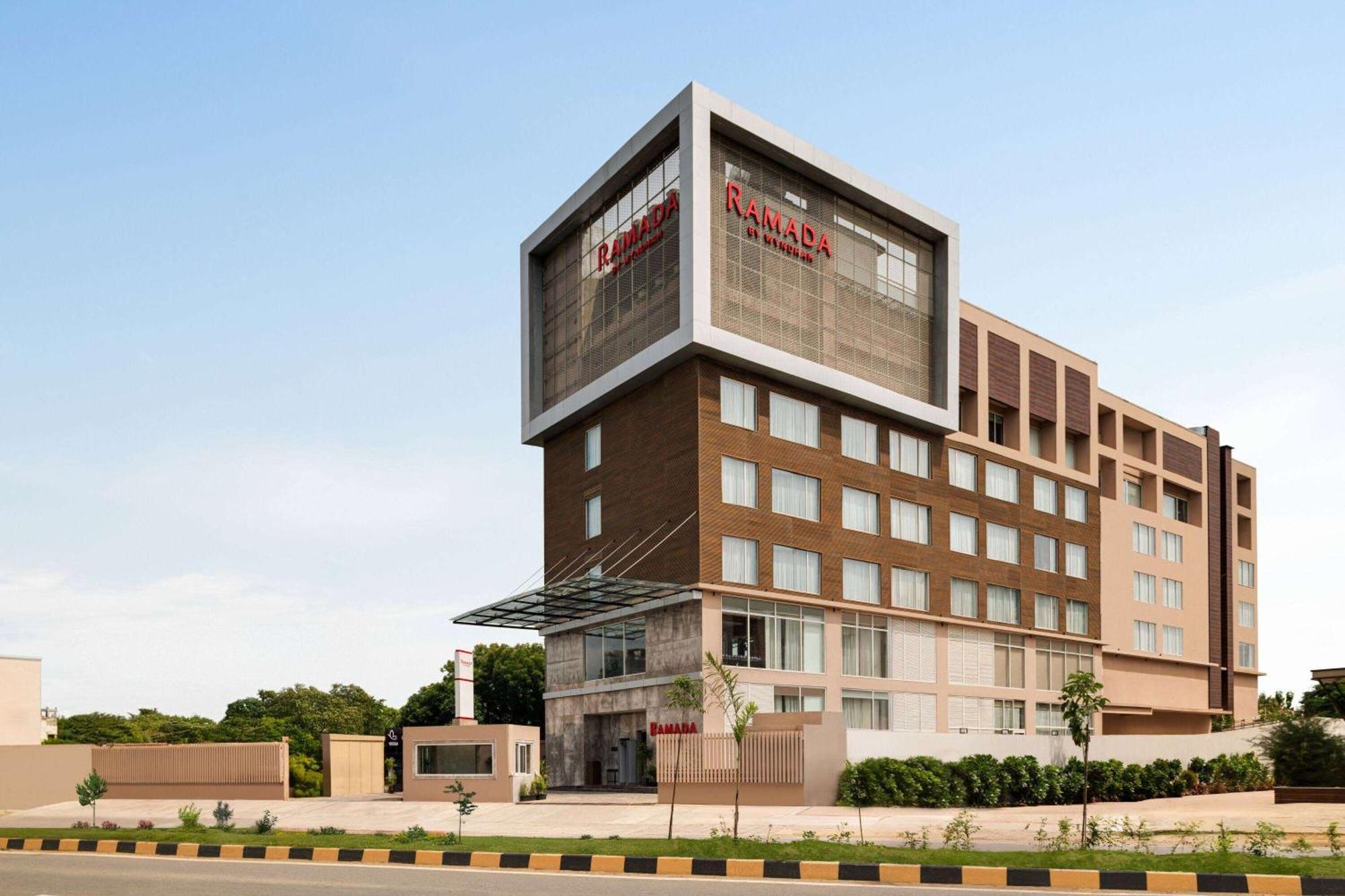 Ramada By Wyndham Gorakhpur Gorakhnath Mandir Road Hotel Екстериор снимка
