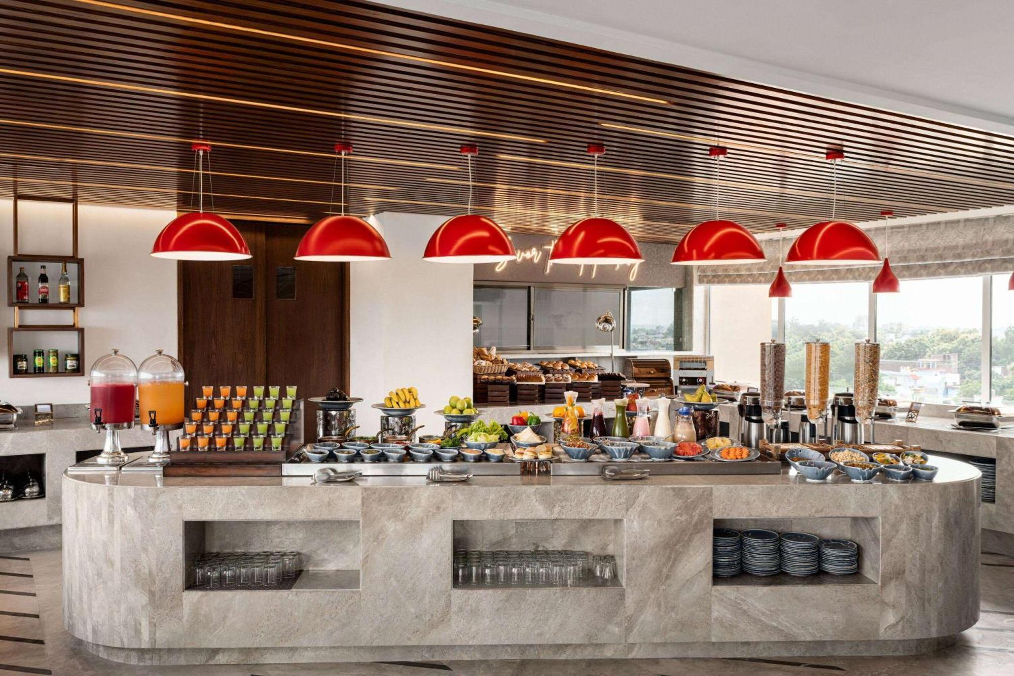 Ramada By Wyndham Gorakhpur Gorakhnath Mandir Road Hotel Екстериор снимка
